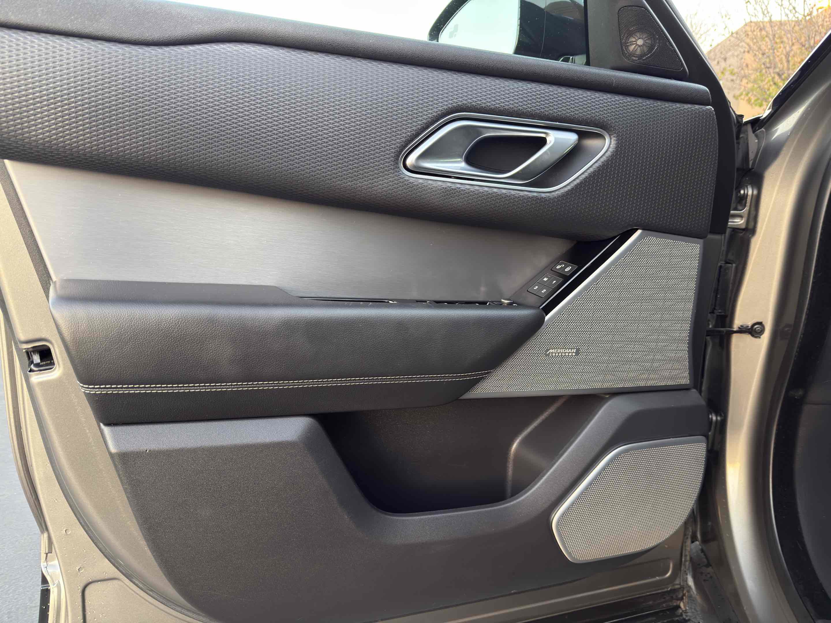 Used 2018 Land Rover Range Rover Velar R-Dynamic SE image 45