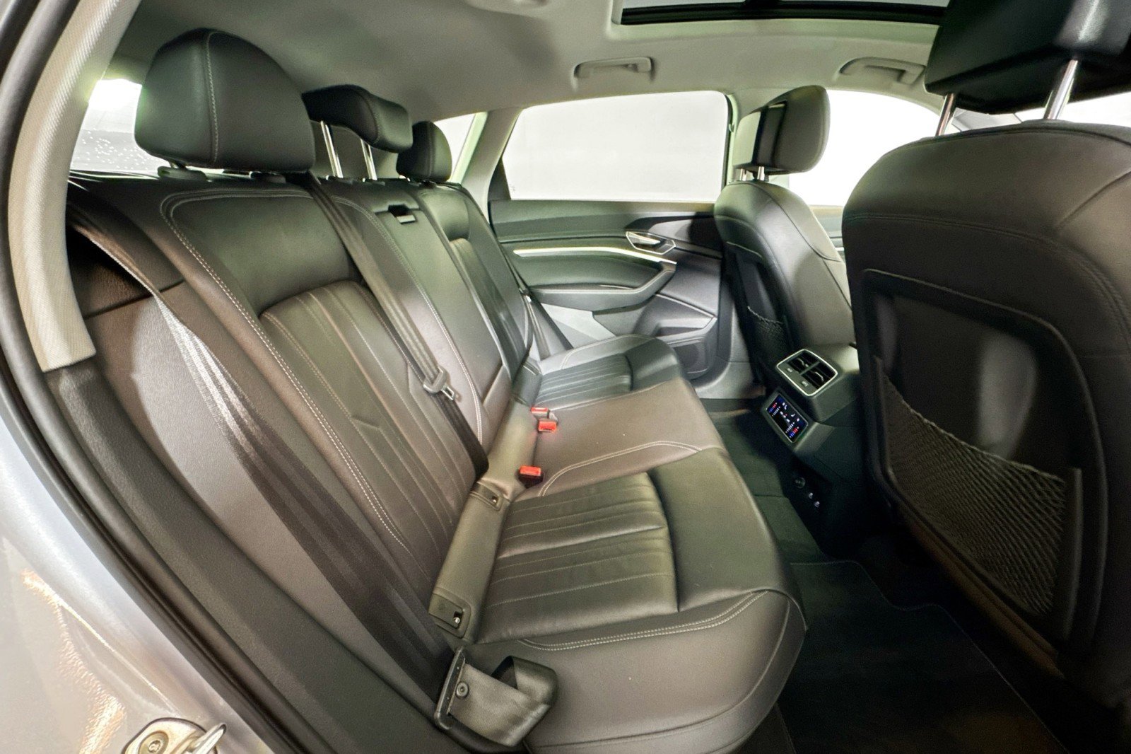 Used 2022 Audi e-tron Premium w/ Convenience Plus Package image 26