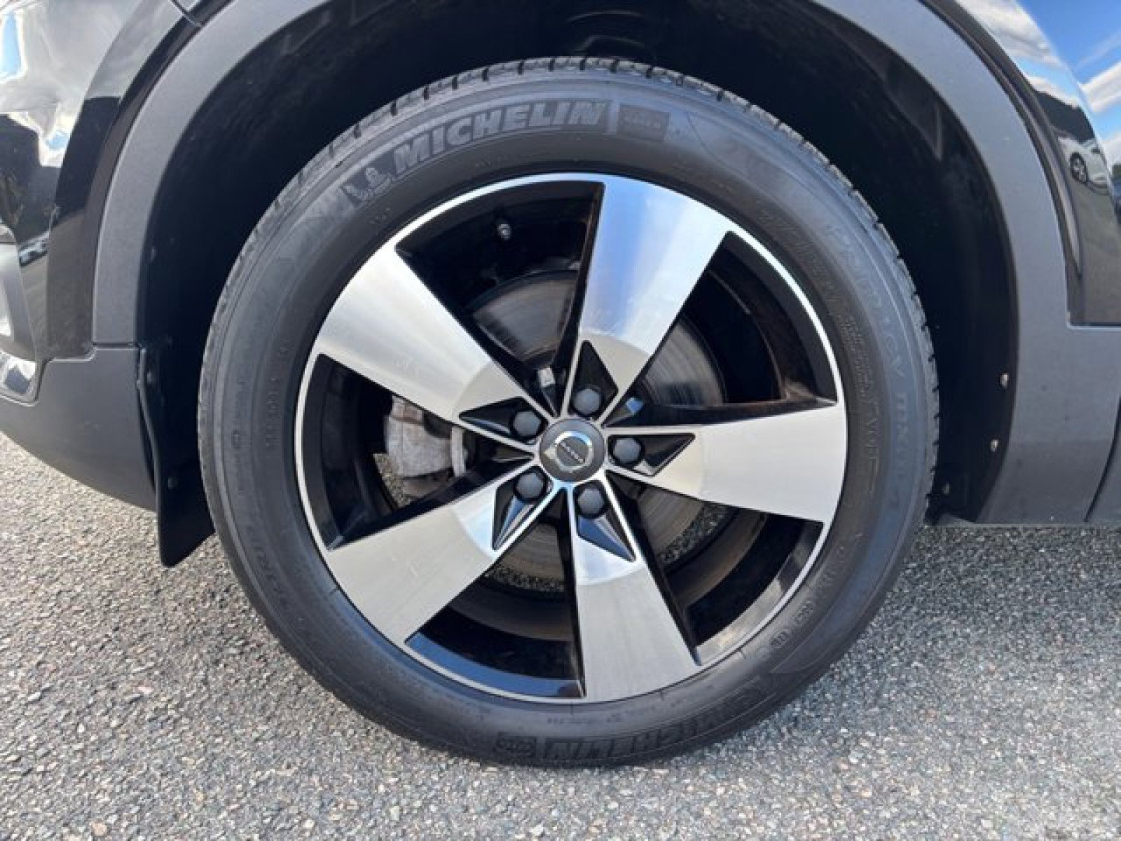 Used 2021 Volvo XC40 T5 Momentum w/ Protection Package Premier image 9