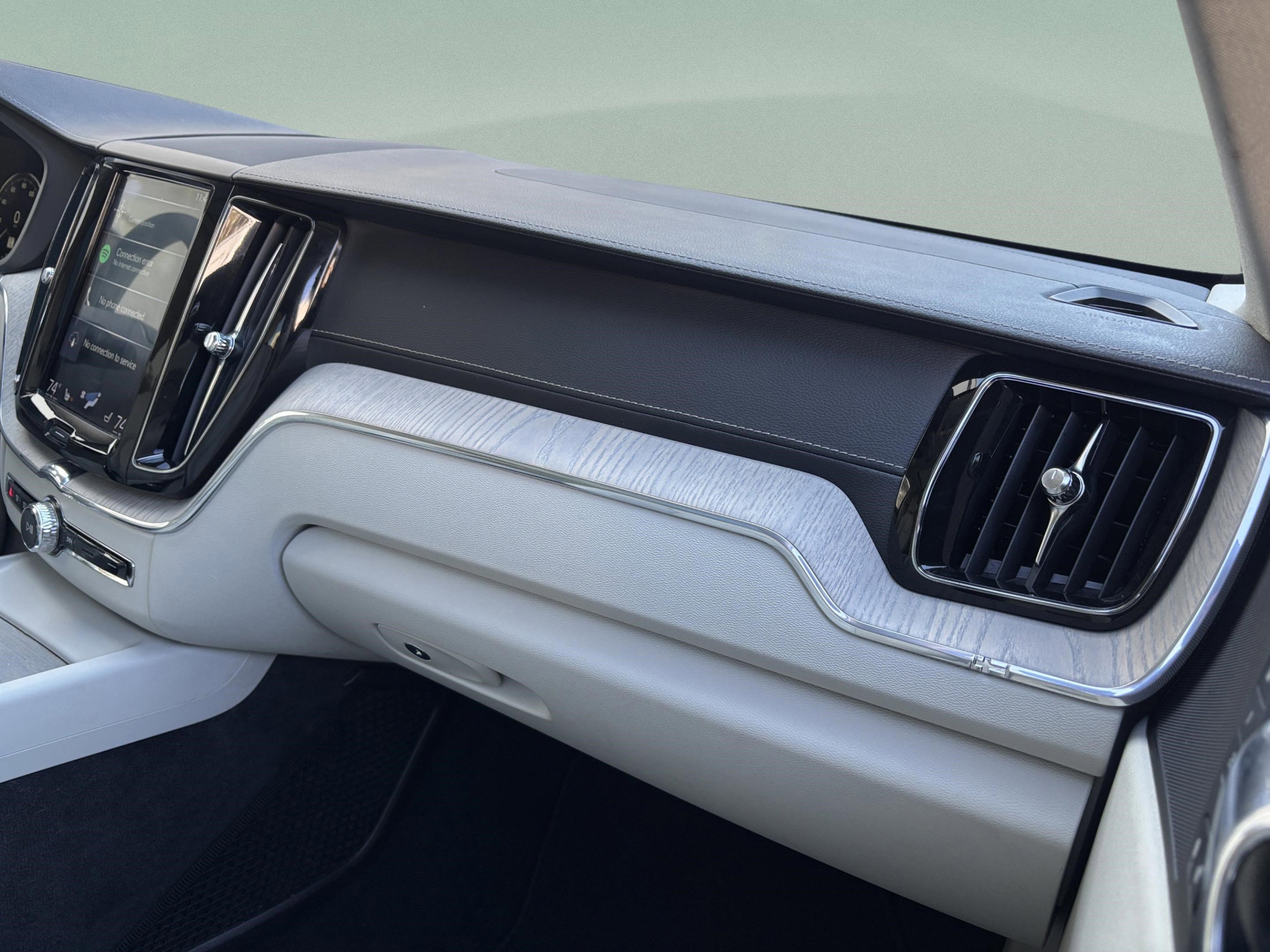 Used 2018 Volvo XC60 T6 Inscription w/ Luxury Seat Package image 25