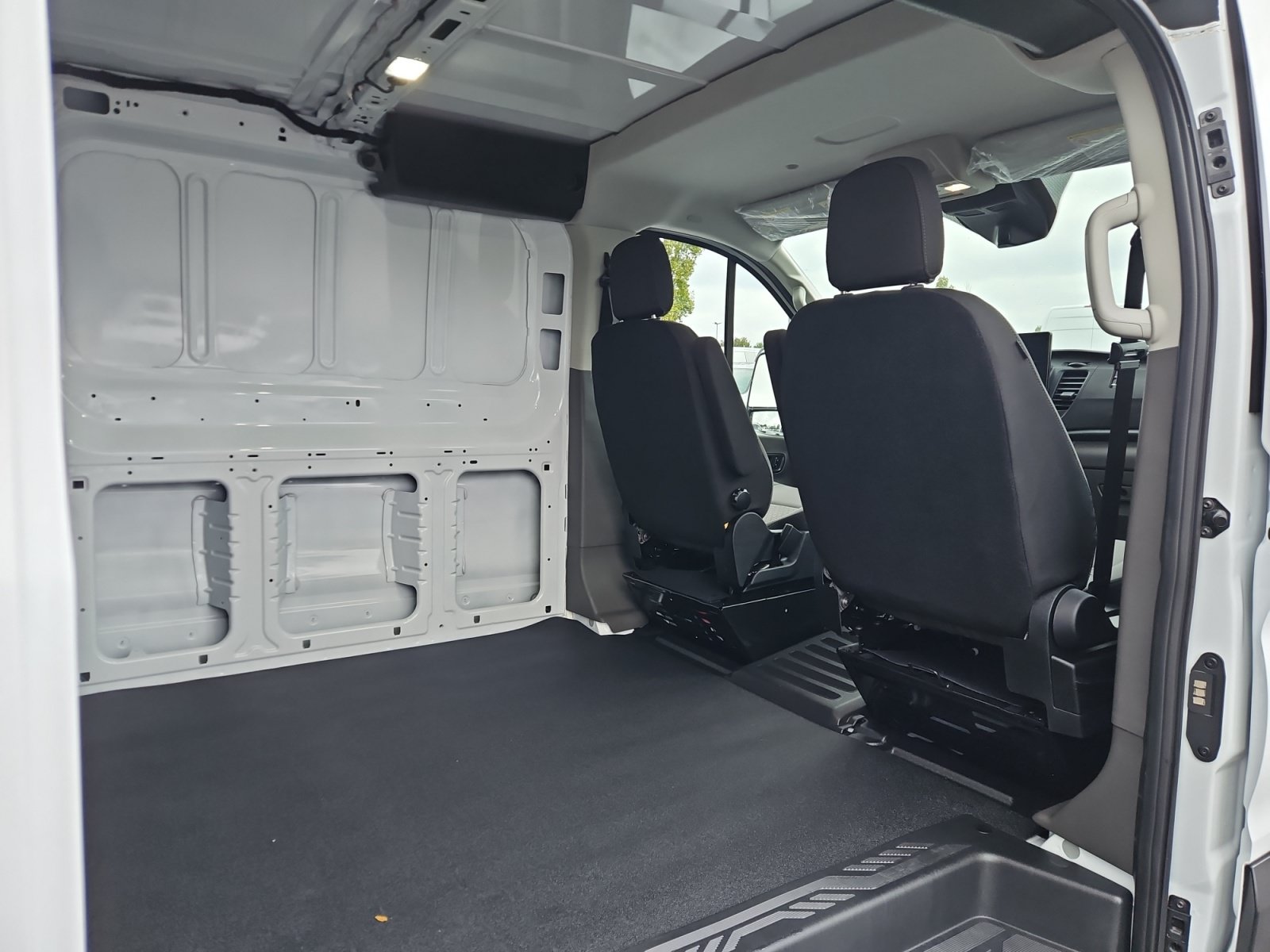 Used 2024 Ford E-Transit Low Roof RWD image 18