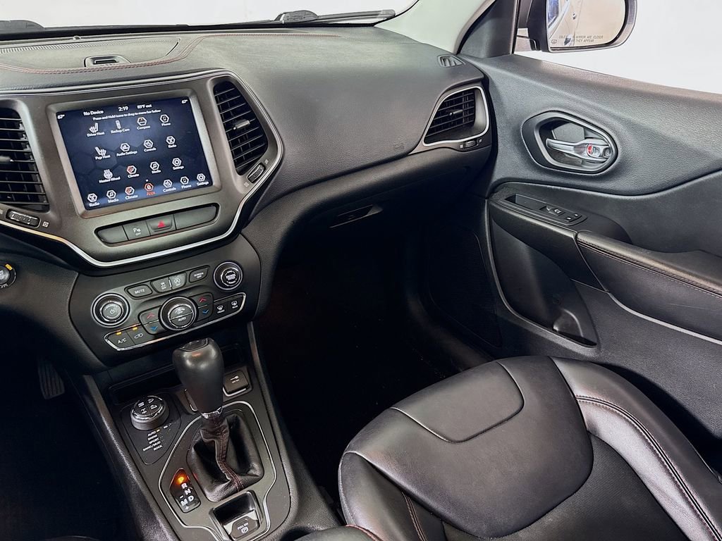 Used 2019 Jeep Cherokee Trailhawk w/ Comfort/Convenience Group AWD/4WD image 23