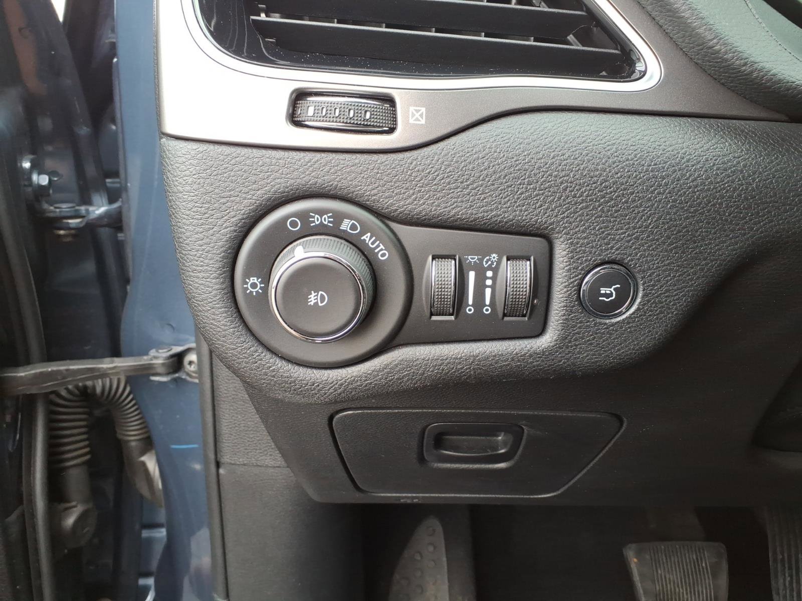 Used 2020 Jeep Cherokee Limited w/ Luxury Group image 13