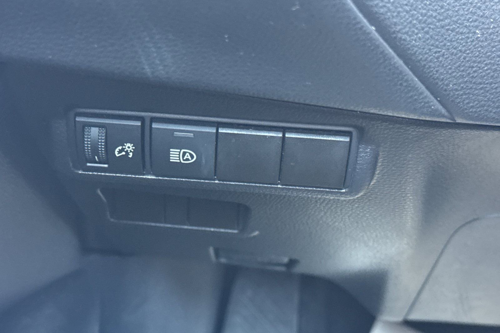Certified 2025 Toyota Corolla Cross LE FWD image 32