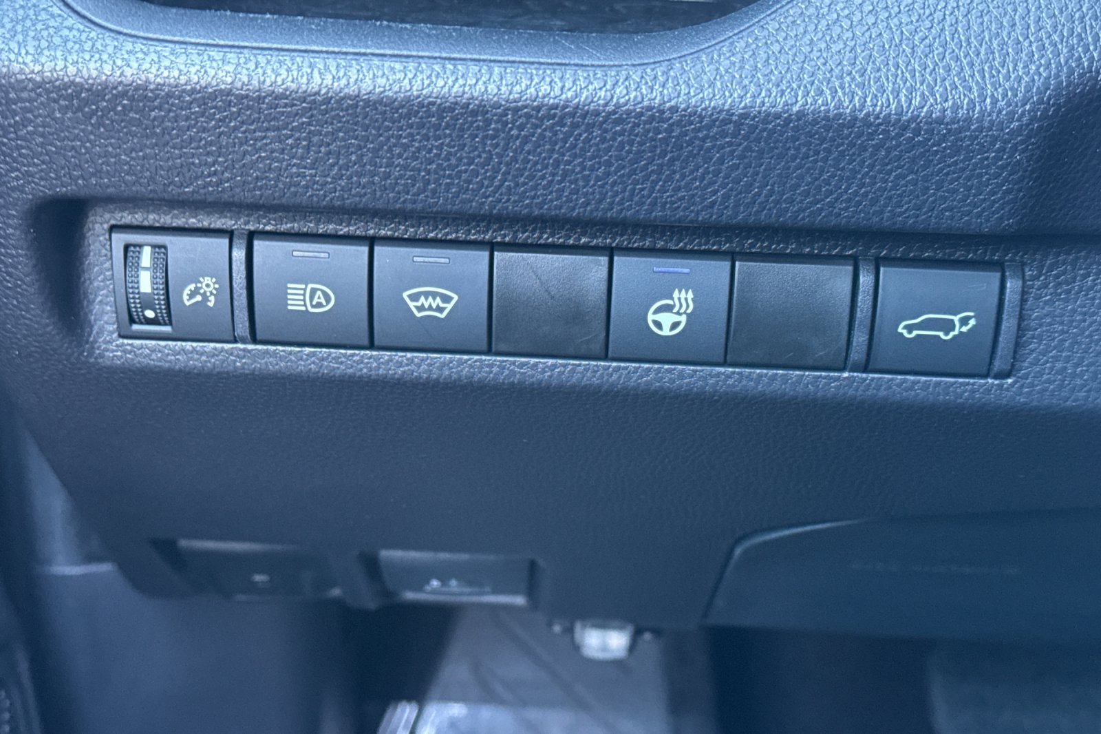 Used 2025 Toyota RAV4 XLE Premium w/ Weather Package FWD image 31