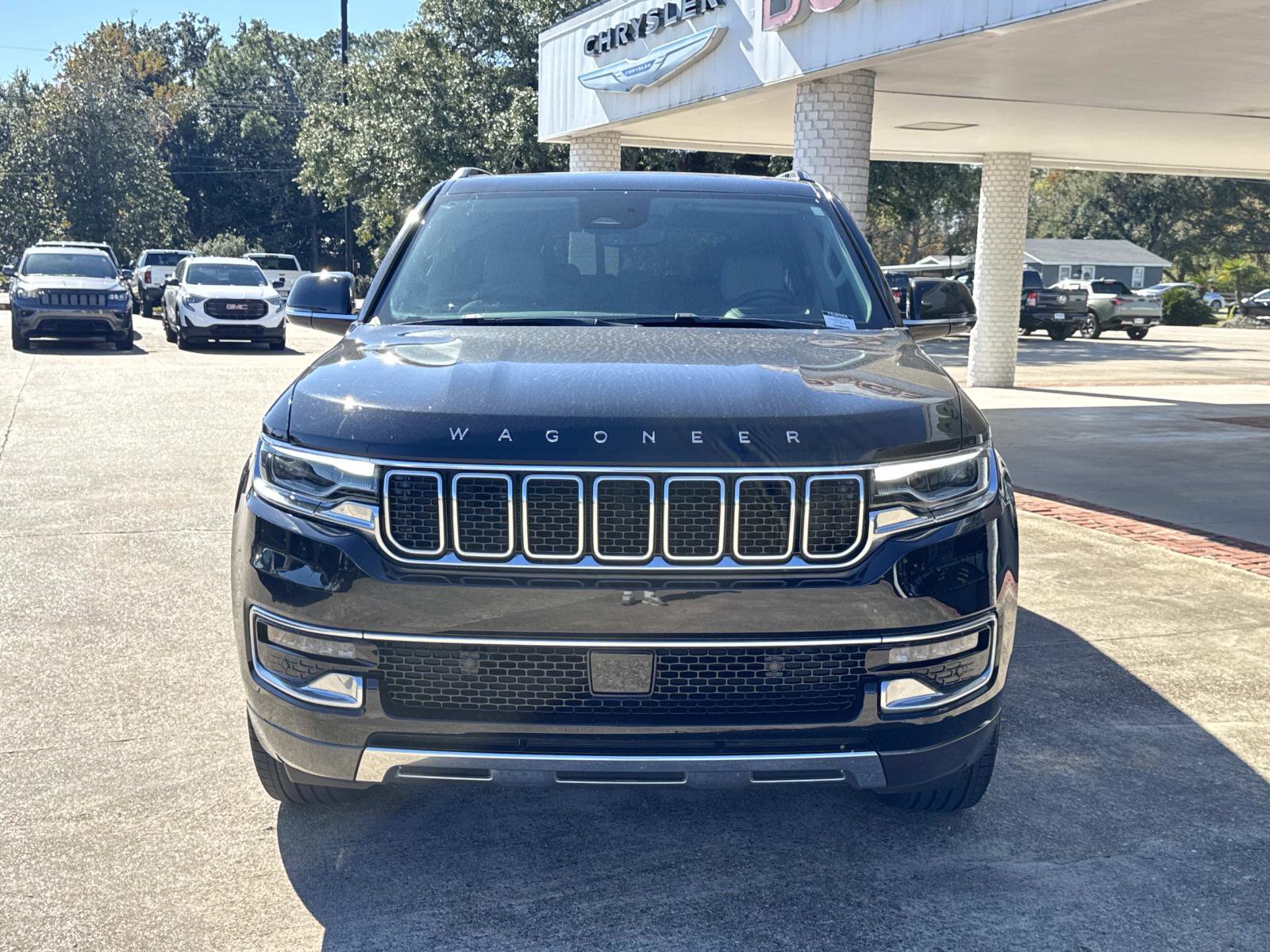 Used 2022 Jeep Wagoneer Series III w/ Premium Group I image 2