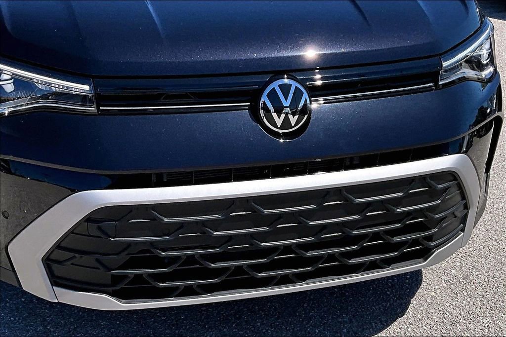 Certified 2025 Volkswagen Taos SE w/ Panoramic Sunroof Package image 11