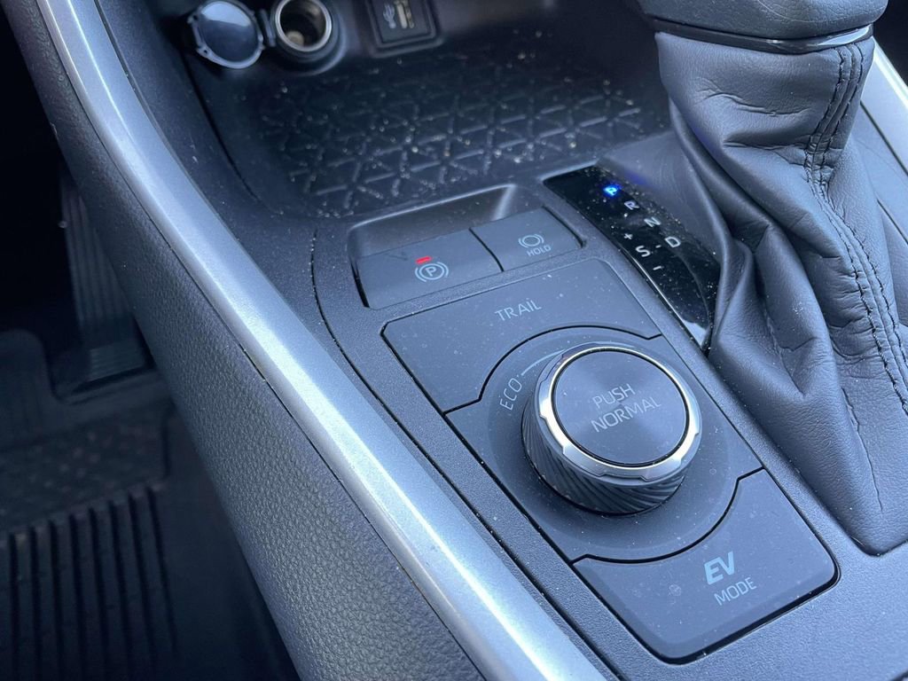 Used 2025 Toyota RAV4 LE image 41