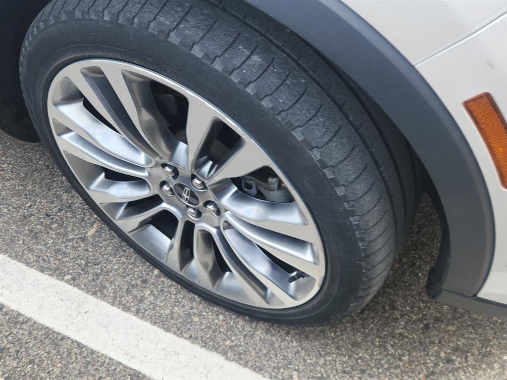 Used 2016 Lincoln MKX Reserve w/ Luxury Package AWD/4WD image 2