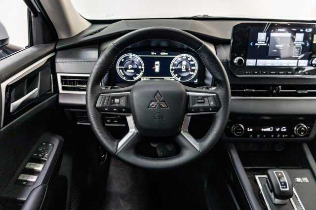 New 2025 Mitsubishi Outlander SE image 18