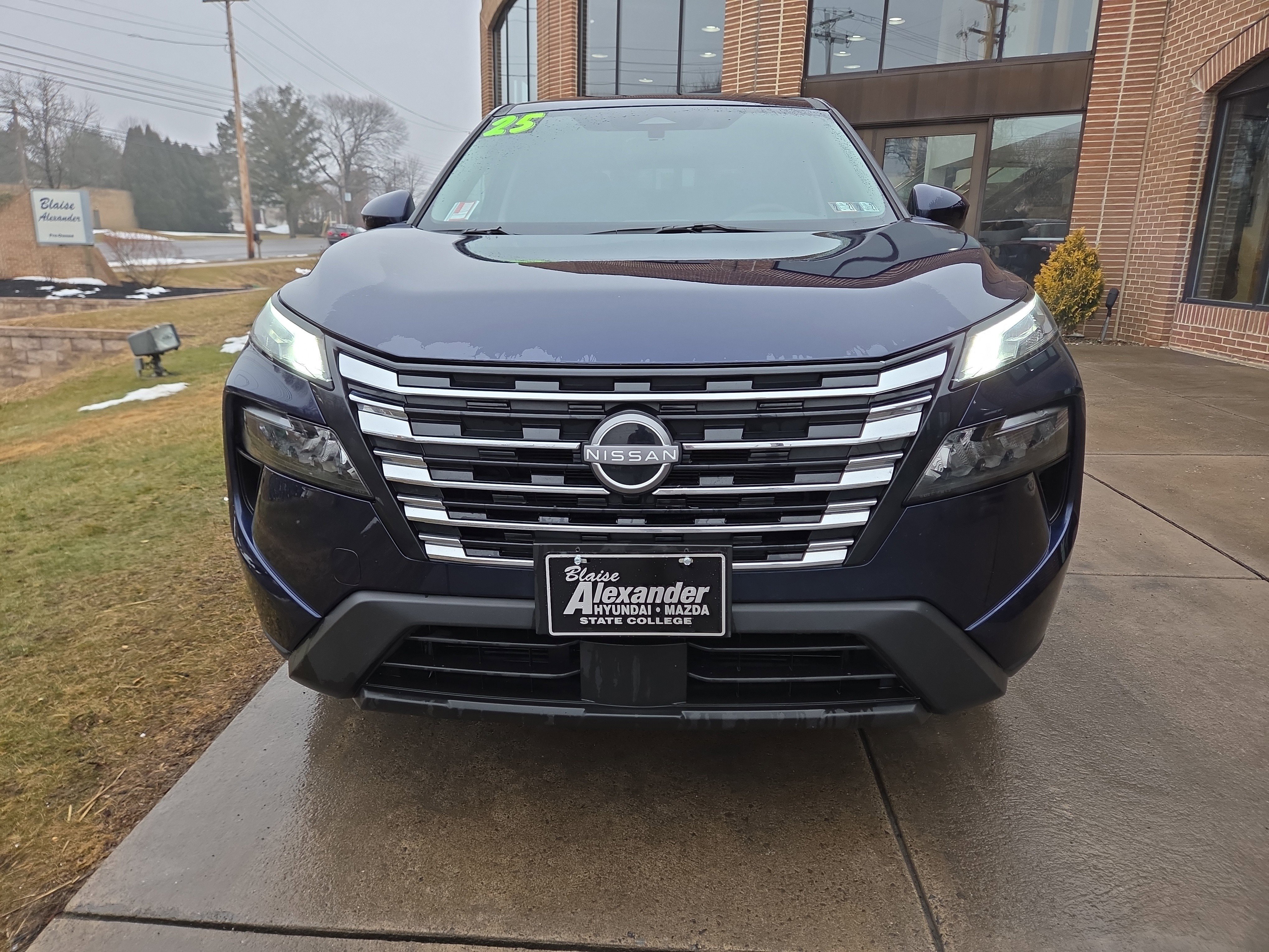 Used 2025 Nissan Rogue SV image 9