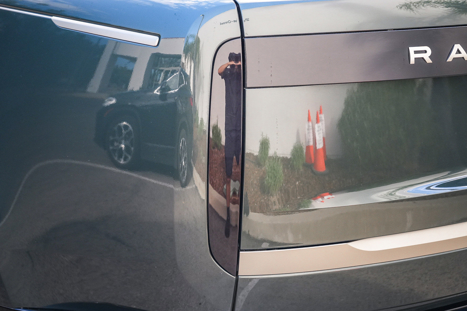 Certified 2025 Land Rover Range Rover SE image 9