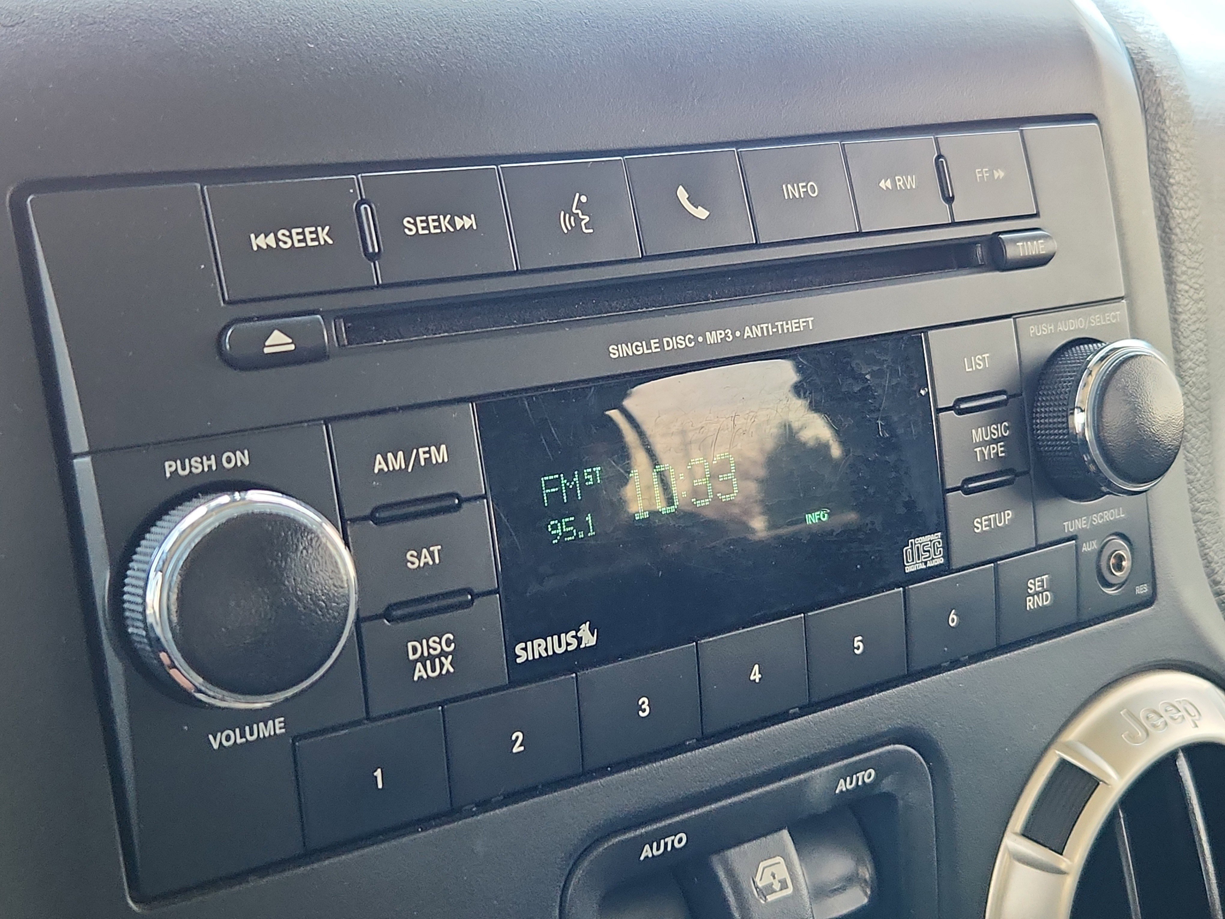 Used 2018 Jeep Wrangler Unlimited Sahara w/ Connectivity Group image 16