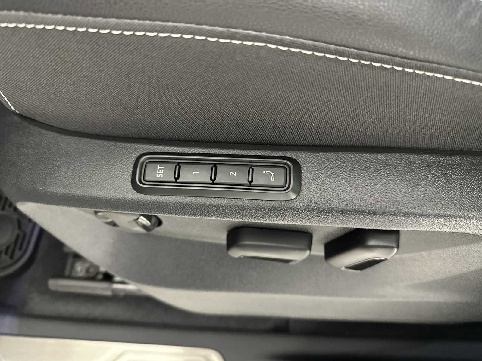 Used 2025 Volkswagen Atlas SEL Premium R-Line image 27