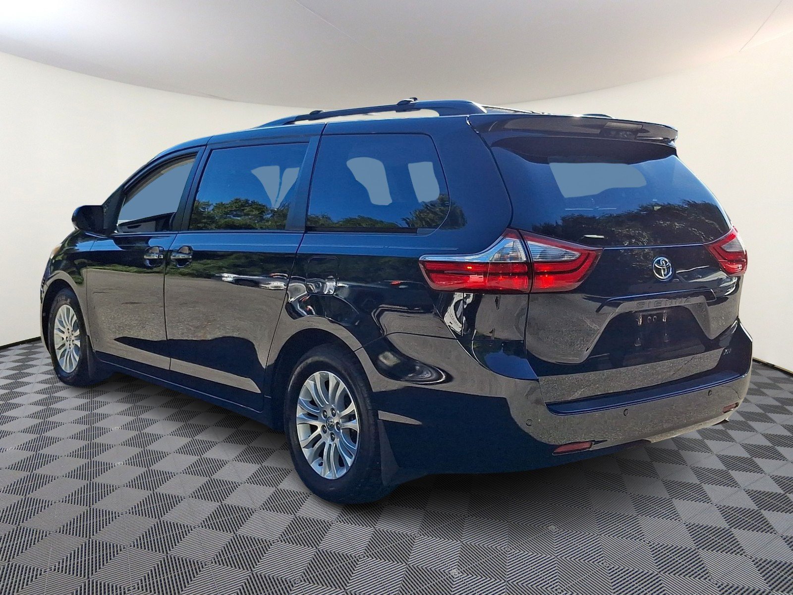 Used 2016 Toyota Sienna XLE w/ XLE Navigation Package FWD image 4