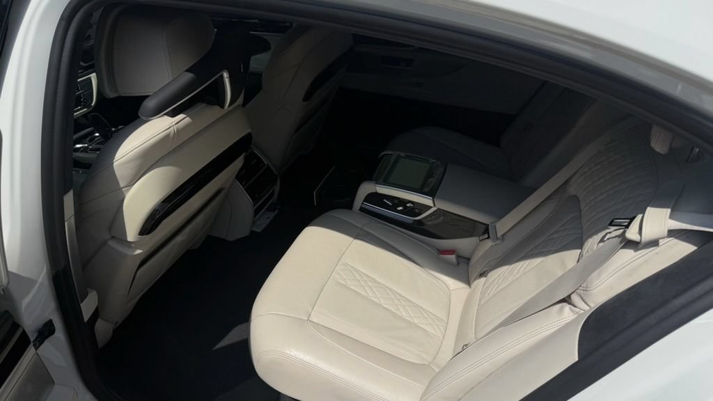 Used 2019 BMW 750i w/ Autobahn Package RWD image 12