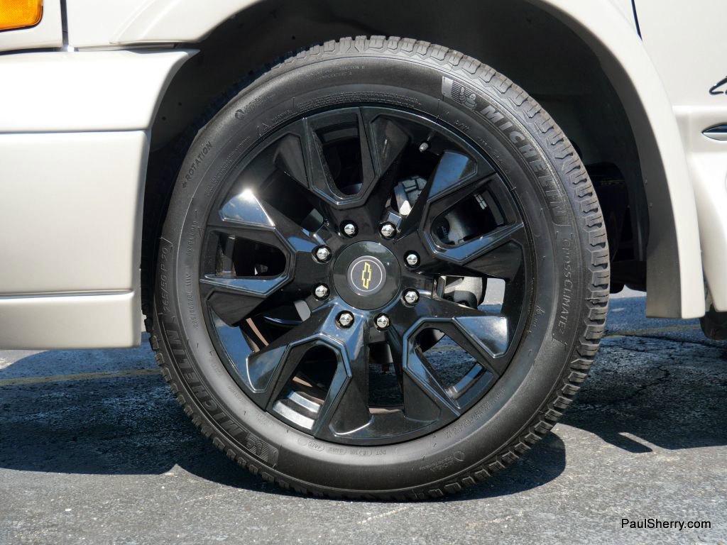 Used 2023 Chevrolet Express 2500 image 24