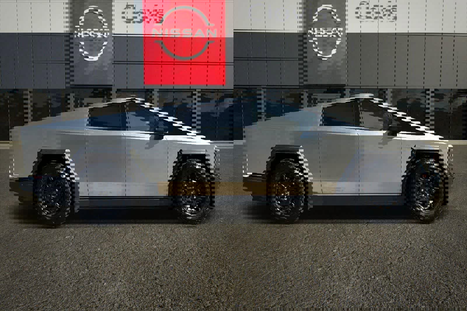 Used 2024 Tesla Cybertruck AWD Crew Cab image 9