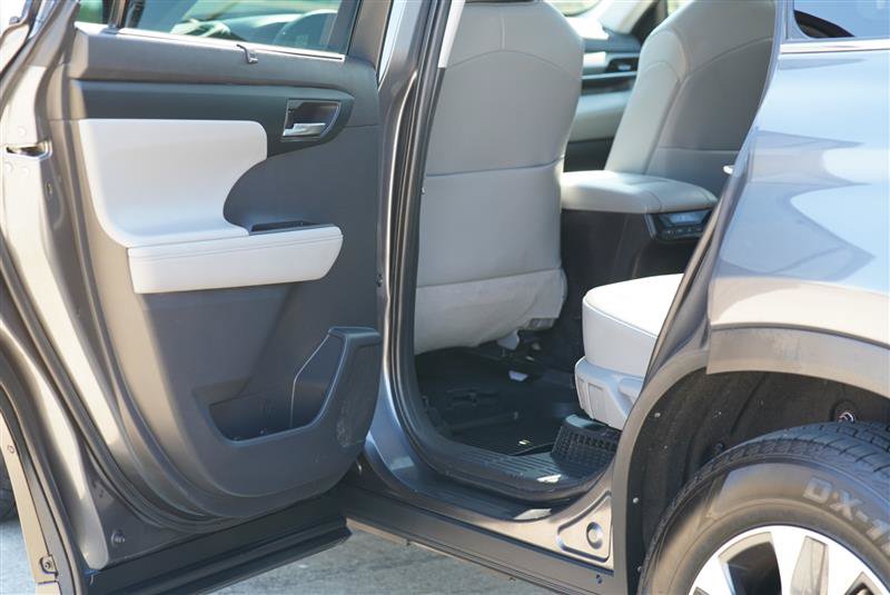 Used 2020 Toyota Highlander XLE AWD/4WD image 73