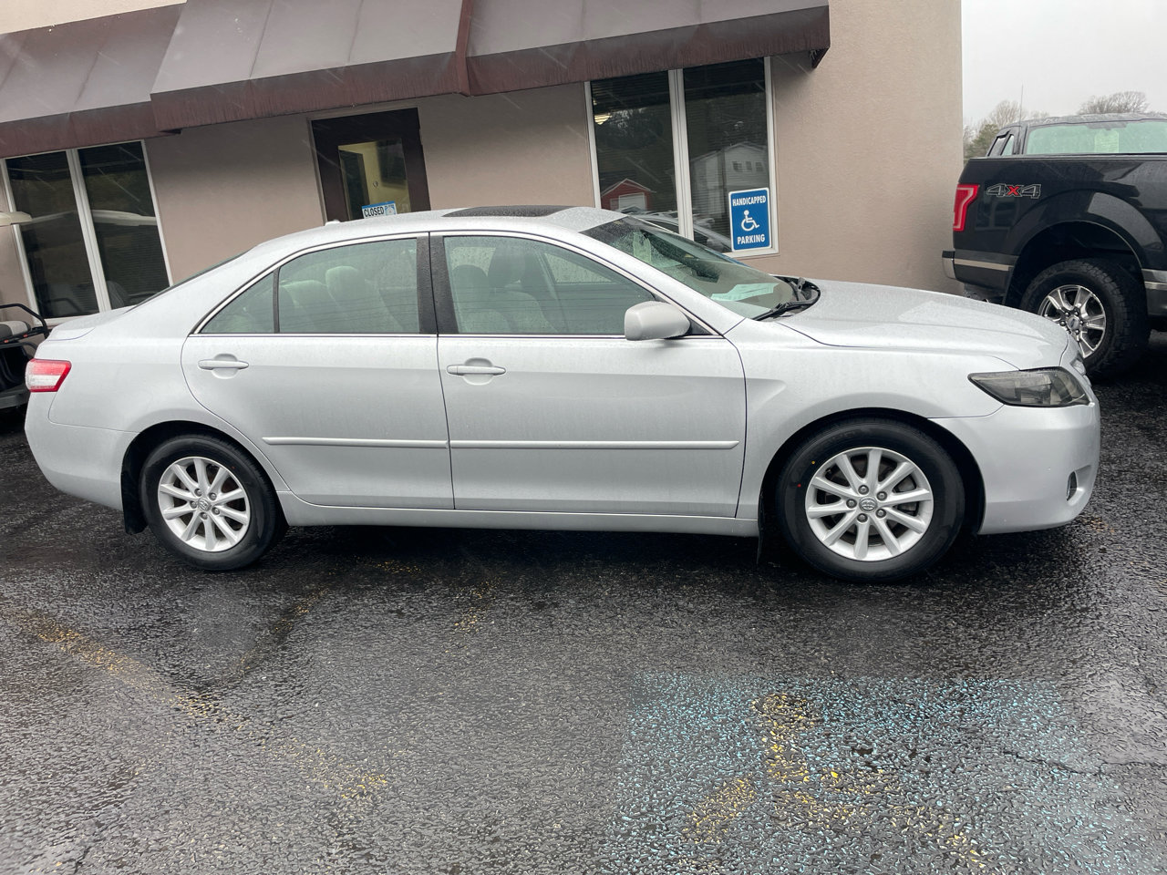 Used 2010 Toyota Camry XLE image 4