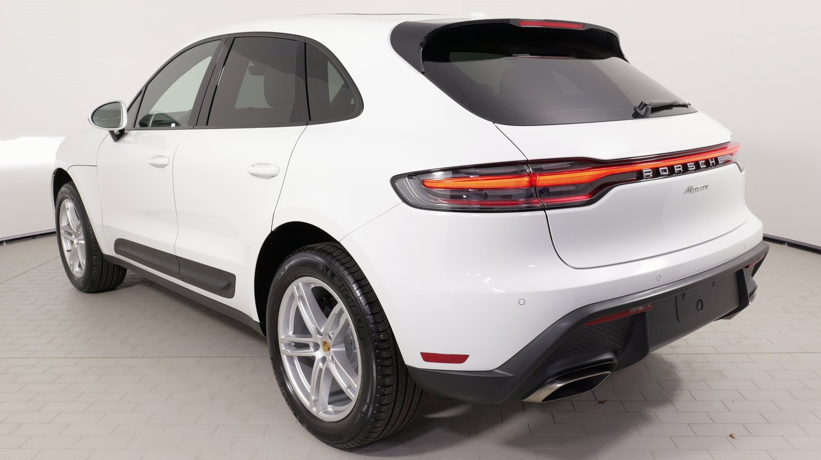Used 2025 Porsche Macan image 17