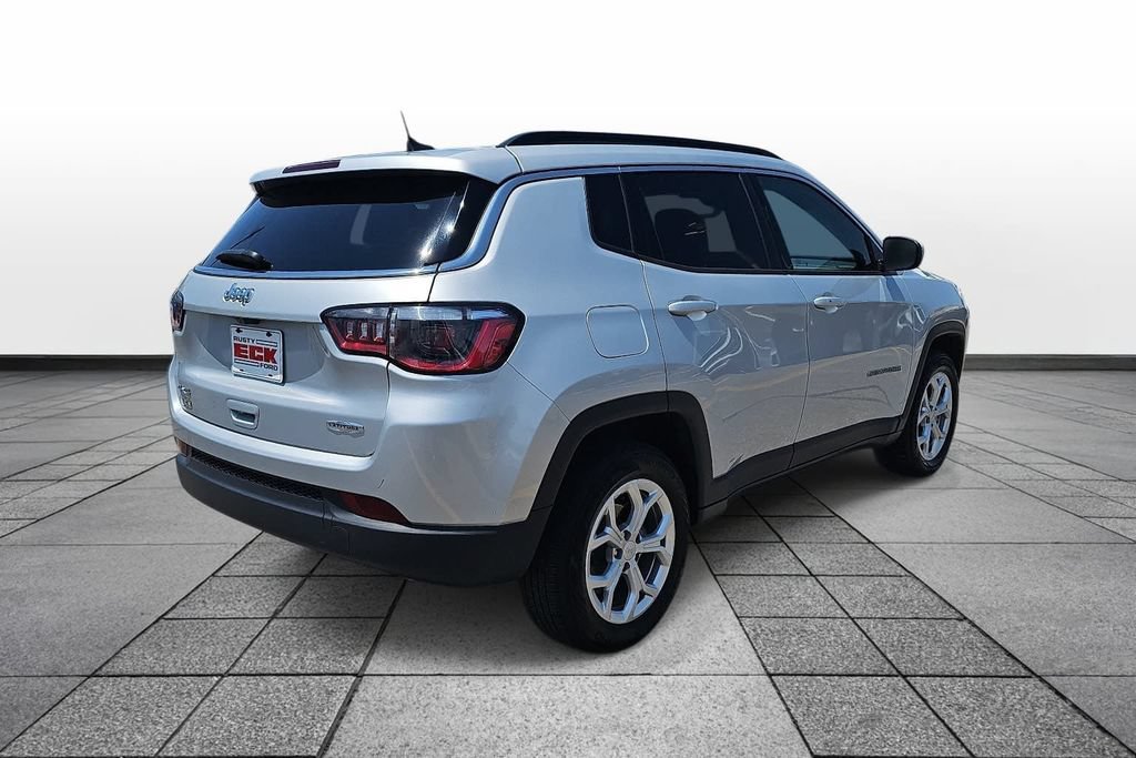 Used 2024 Jeep Compass Latitude AWD/4WD image 5