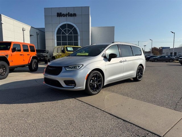 New 2026 Chrysler Pacifica Select w/ S Appearance Package image 1