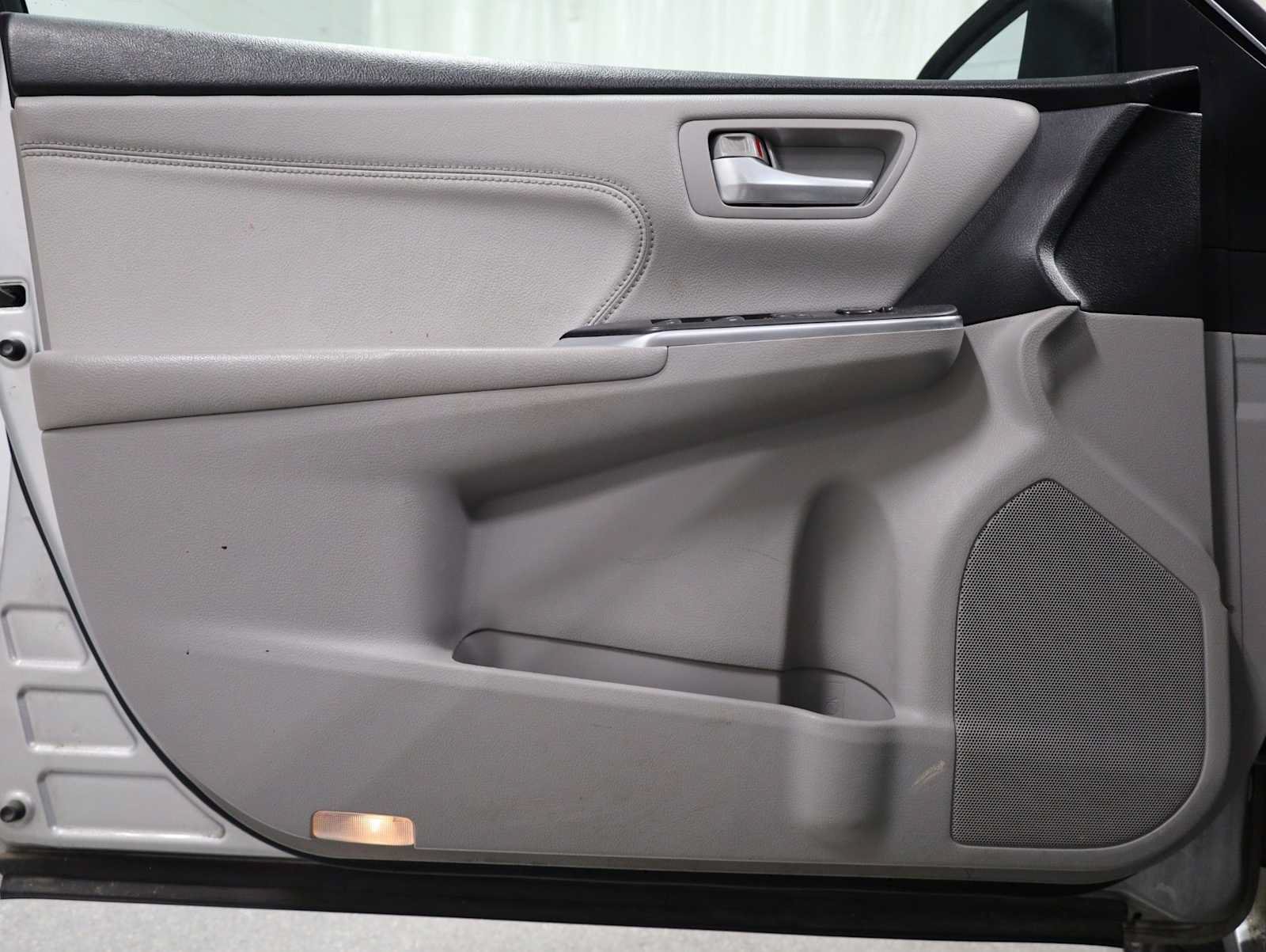 Used 2017 Toyota Camry XLE w/ Moonroof Package FWD image 16