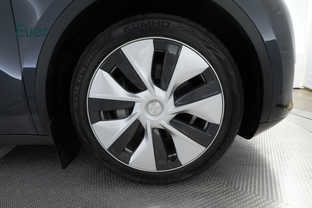 Used 2024 Tesla Model Y Long Range AWD/4WD image 19