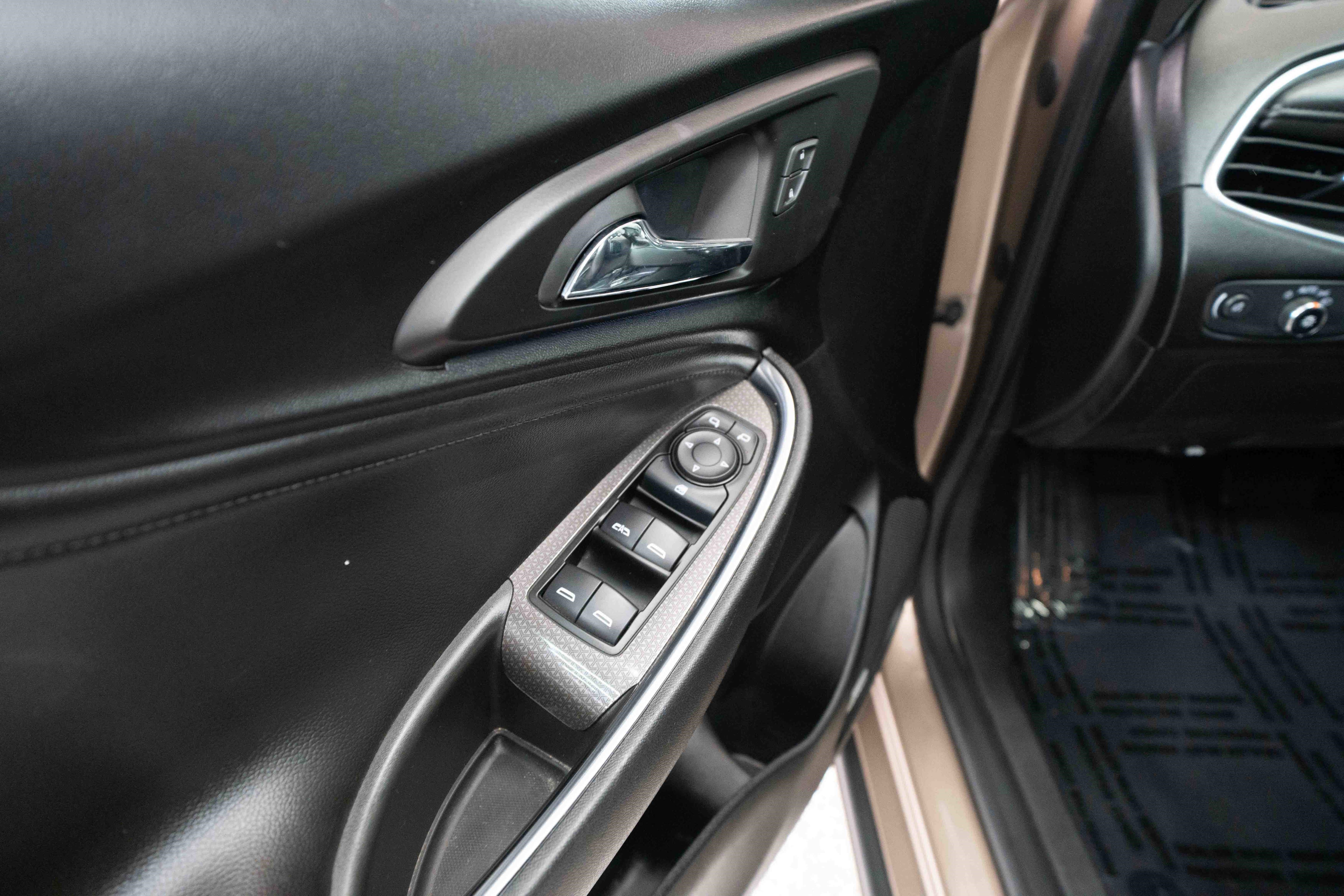 Used 2018 Chevrolet Malibu RS w/ Leather Package FWD image 7