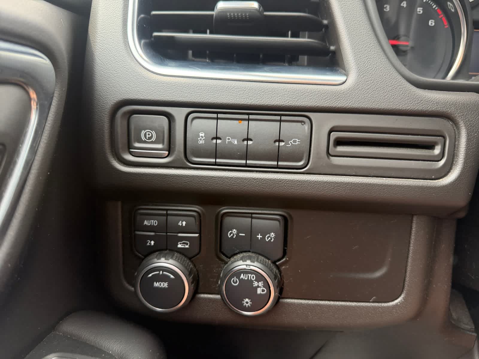 Used 2021 Chevrolet Suburban RST w/ Rear Media and Nav Package AWD/4WD image 33