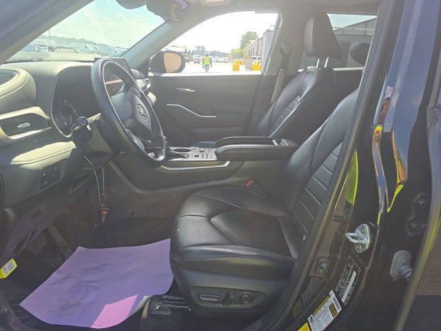 Used 2023 Toyota Highlander XLE AWD/4WD image 9