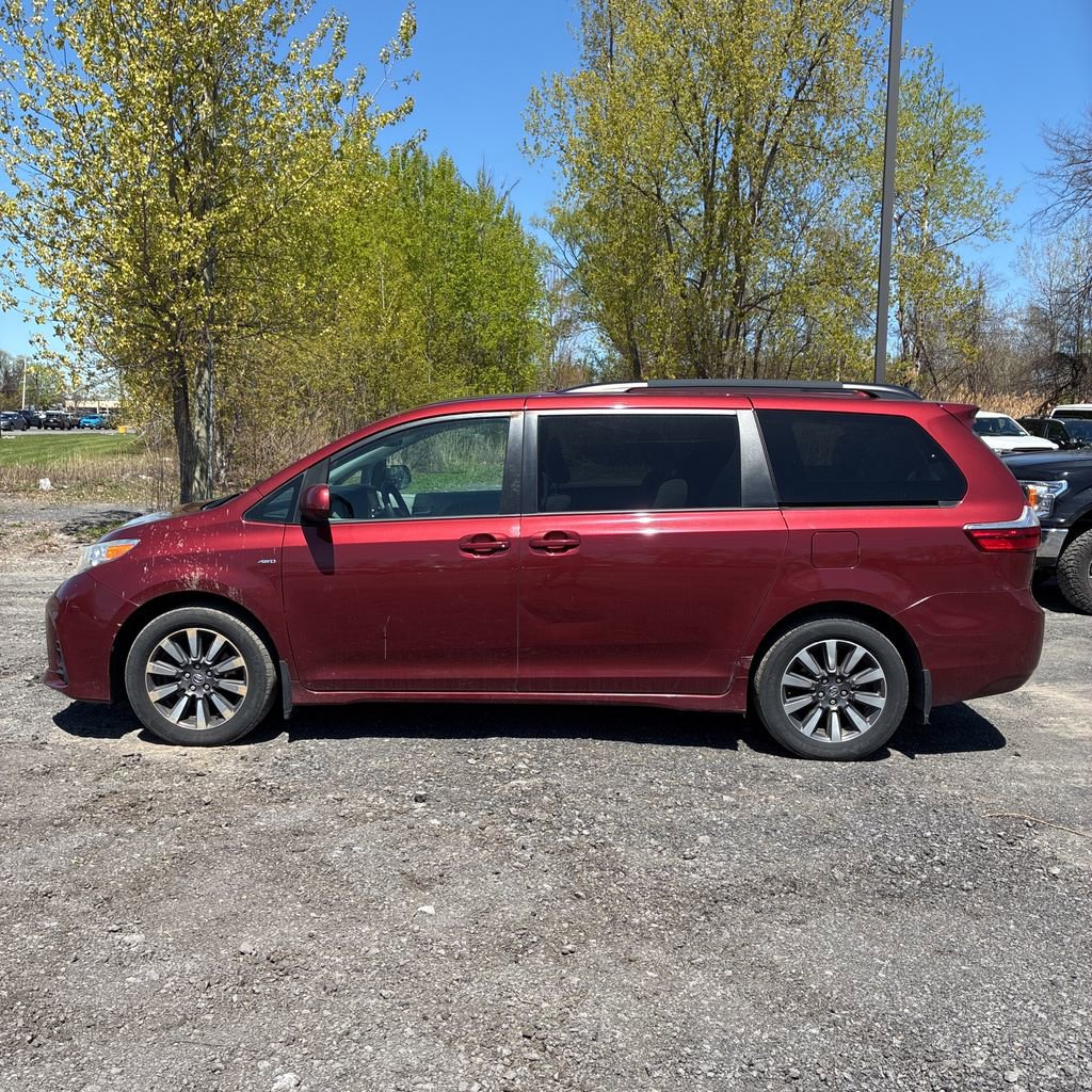 Used 2018 Toyota Sienna LE AWD/4WD image 3