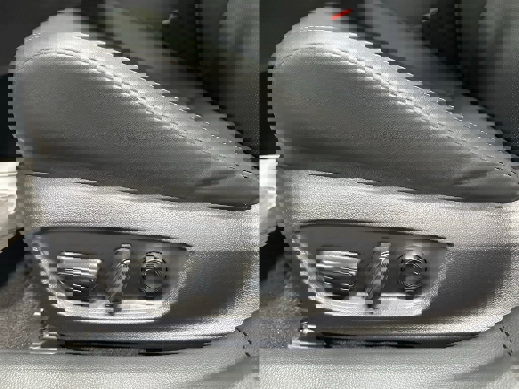 Used 2025 Toyota Prius XLE image 12