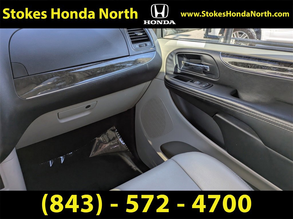 Used 2014 Chrysler Town & Country Touring-L image 16