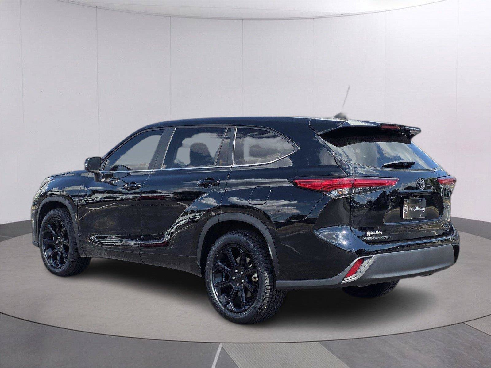 Used 2023 Toyota Highlander LE FWD image 7