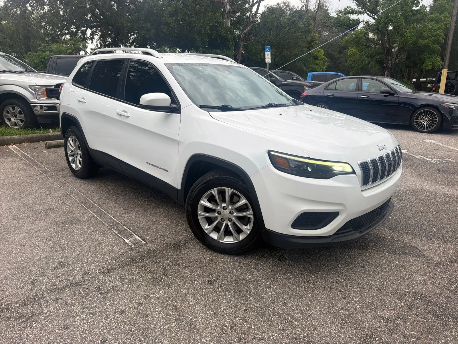 Used 2021 Jeep Cherokee Latitude FWD image 6