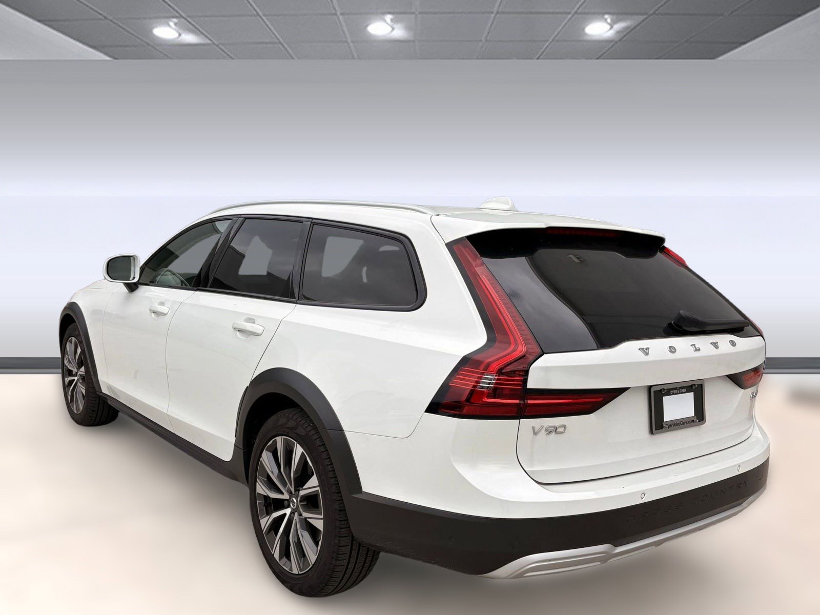 Certified 2025 Volvo V90 B6 Cross Country Plus image 3