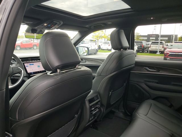 Used 2025 Jeep Grand Cherokee Limited w/ Black Appearance Package AWD/4WD image 11