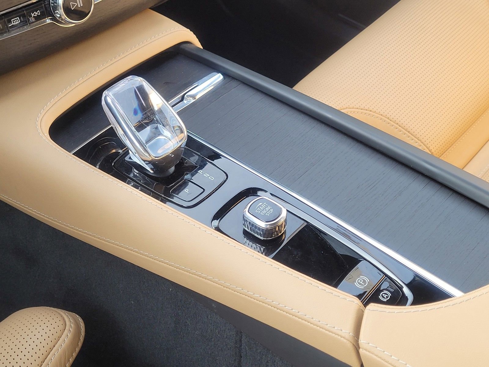 Certified 2023 Volvo XC90 B6 Ultimate w/ Protection Package Premier AWD/4WD image 27