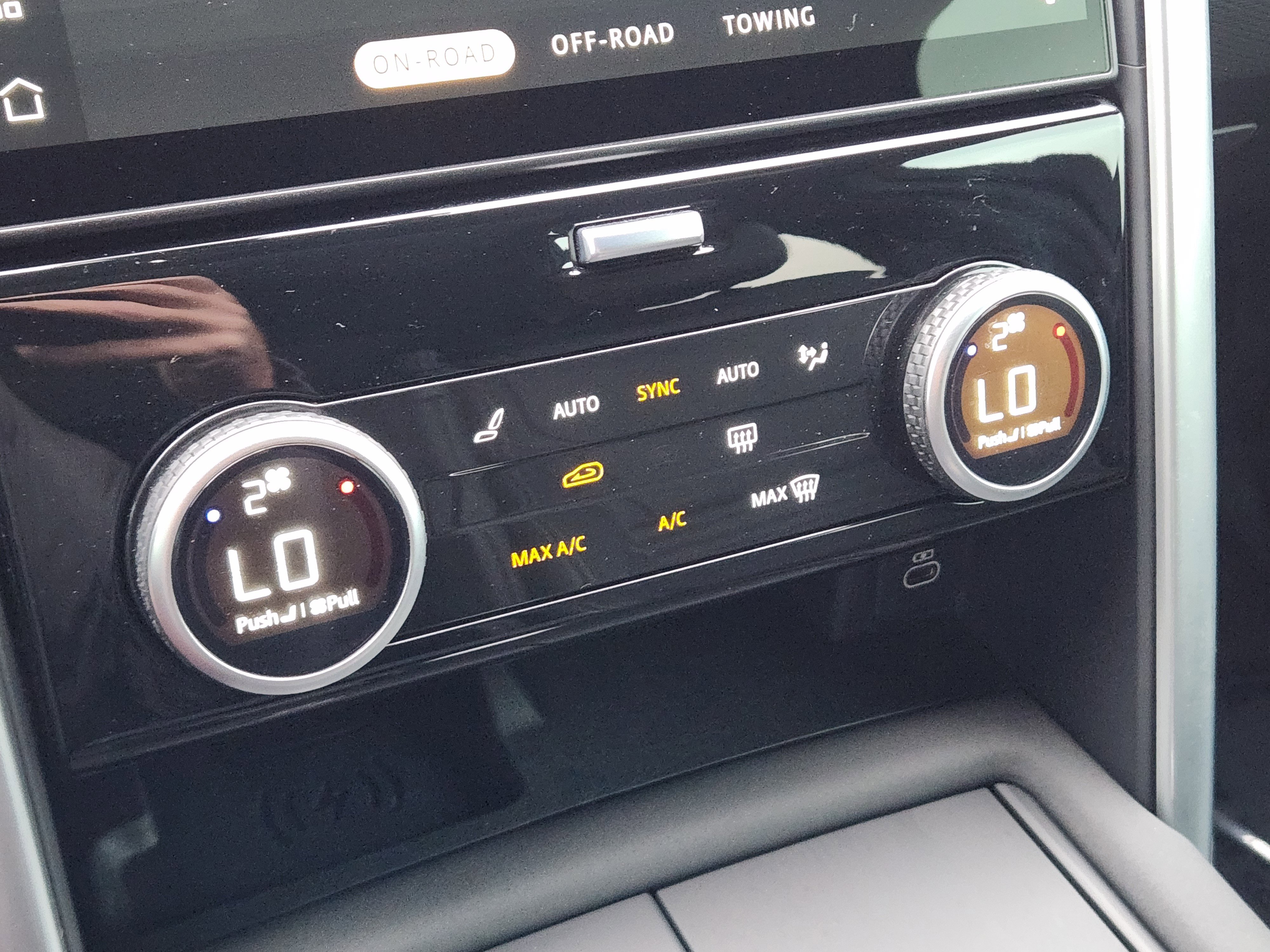 Certified 2025 Land Rover Discovery Dynamic SE AWD/4WD image 21