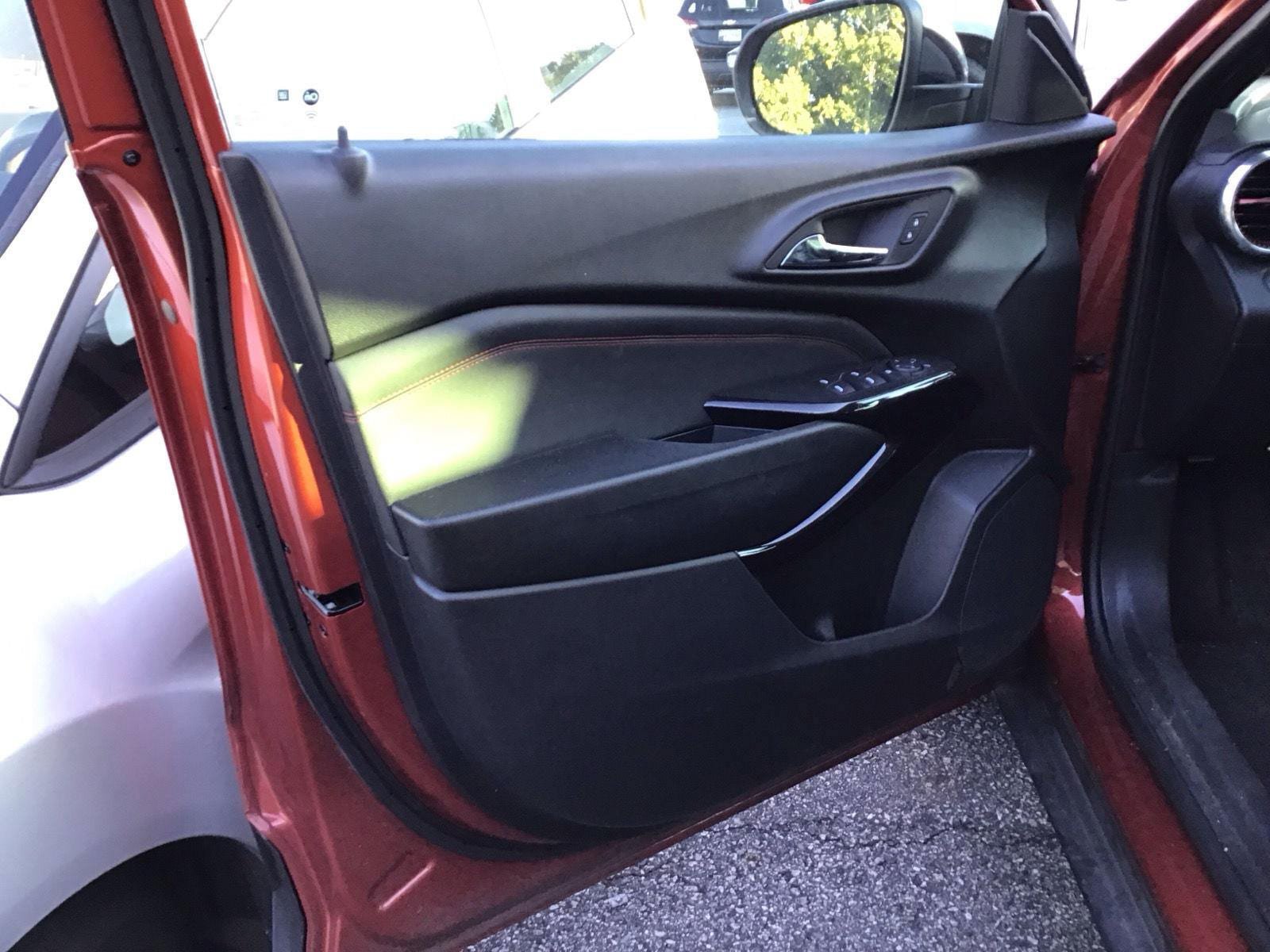 Used 2024 Chevrolet Trax RS w/ Sunroof Package FWD image 11