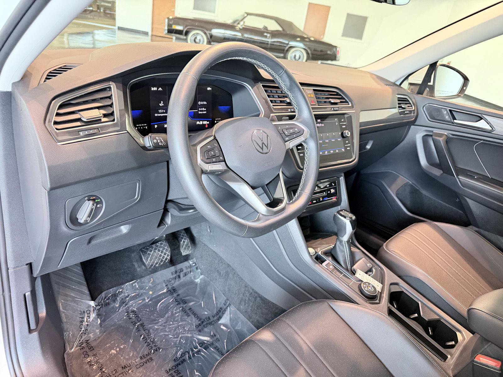 Used 2023 Volkswagen Tiguan SE AWD/4WD image 38