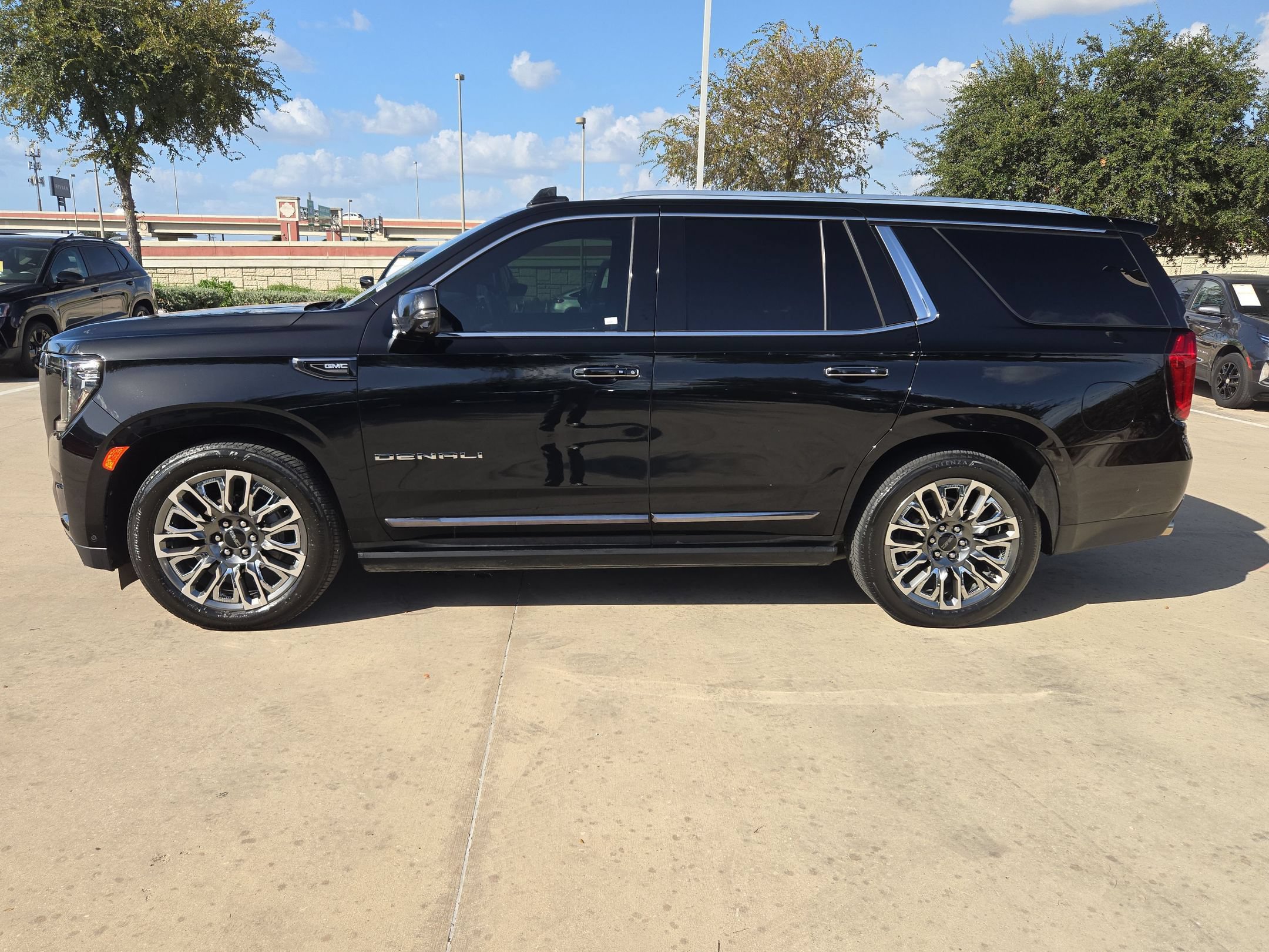 Used 2024 GMC Yukon Denali Ultimate AWD/4WD image 6