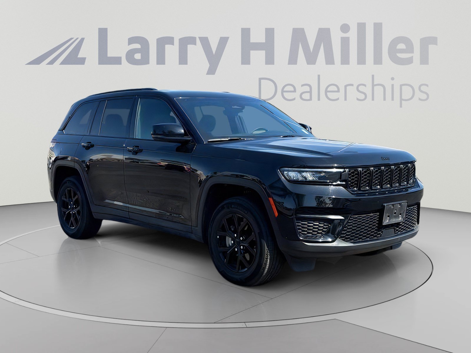 Used 2025 Jeep Grand Cherokee Altitude AWD/4WD image 8