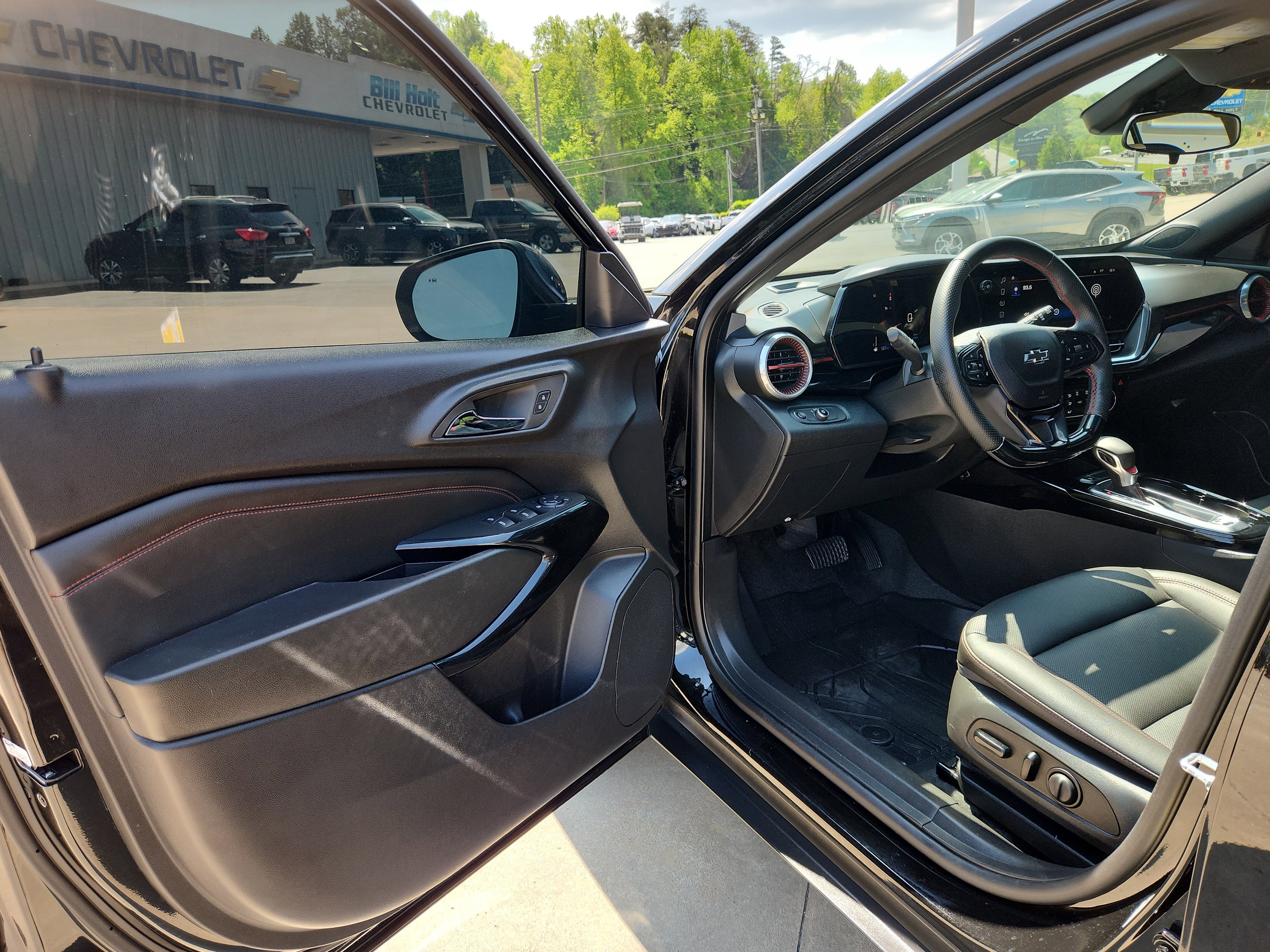 Used 2025 Chevrolet Trax RS w/ Sunroof Package FWD image 19