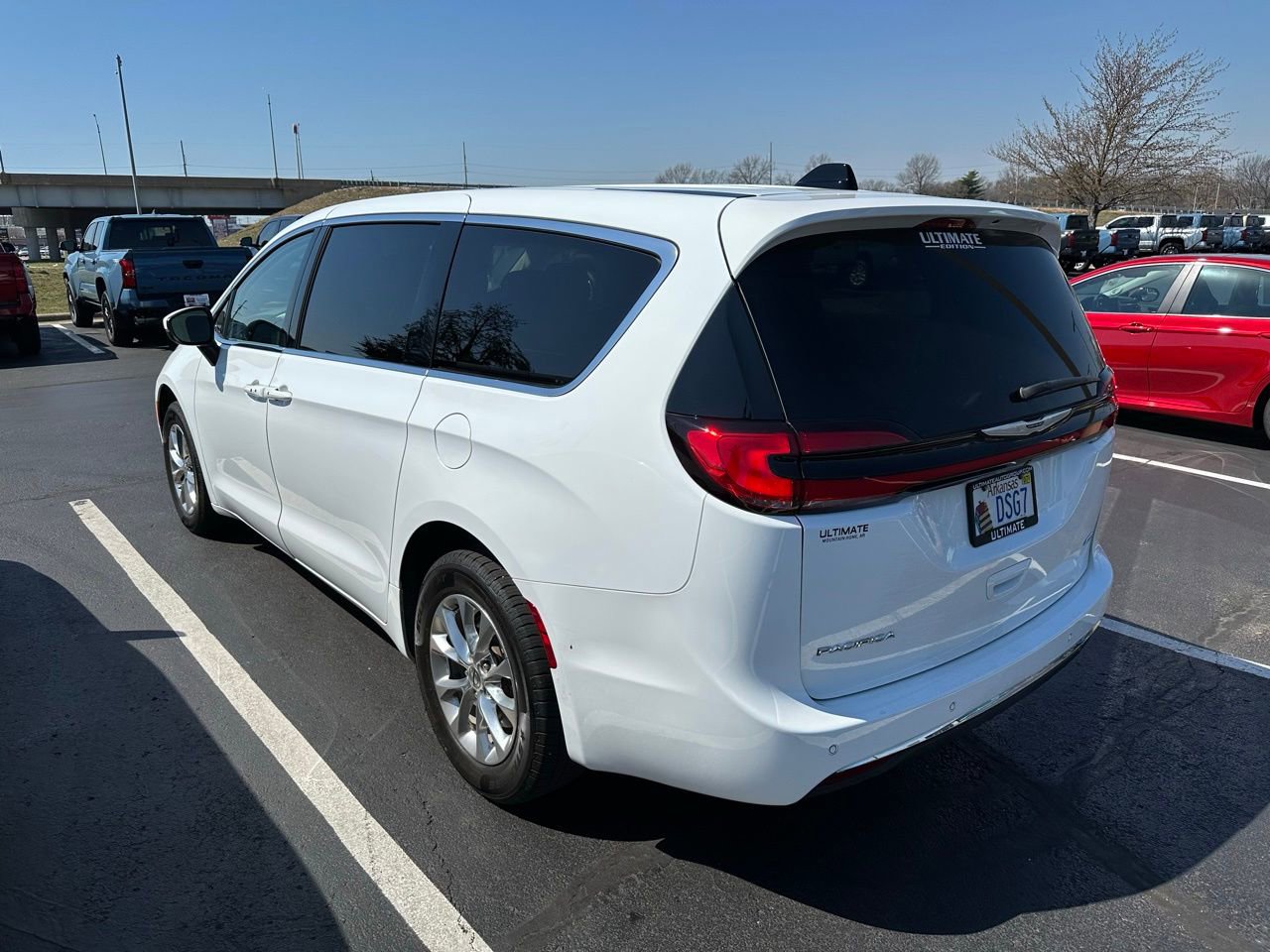 Used 2023 Chrysler Pacifica Touring-L image 14
