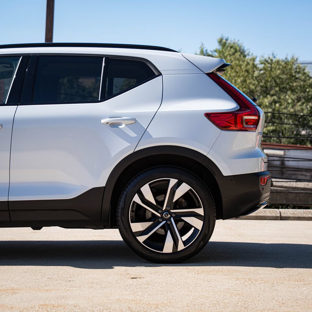 Certified 2024 Volvo XC40 B5 Plus w/ Protection Package Premier AWD/4WD image 4