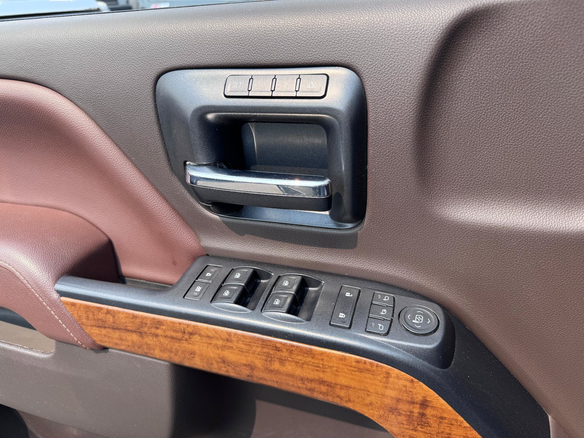 Used 2015 Chevrolet Silverado 1500 High Country w/ High Country Premium Package AWD/4WD image 25