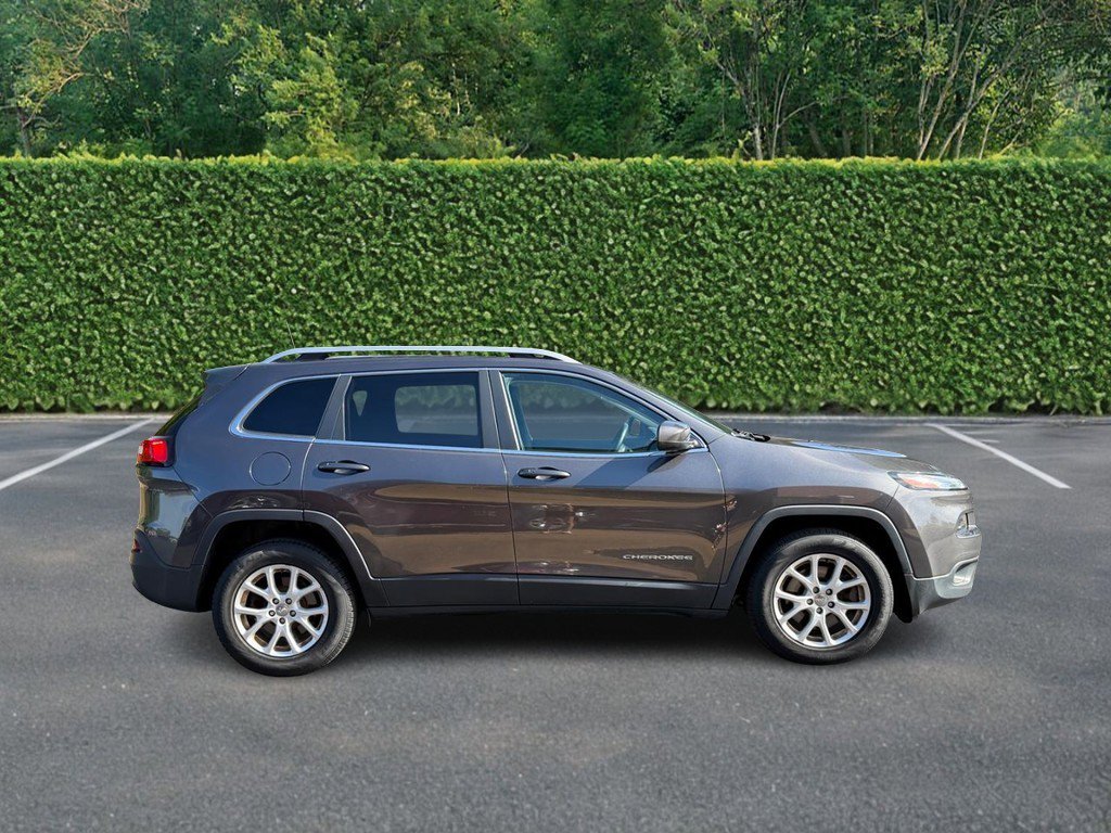 Used 2016 Jeep Cherokee Latitude w/ Comfort/Convenience Group AWD/4WD image 2